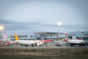 Lázár János. Liszt Ferenc repülőtér. Felújítás. Fotó: Lázár János hivatalos FB