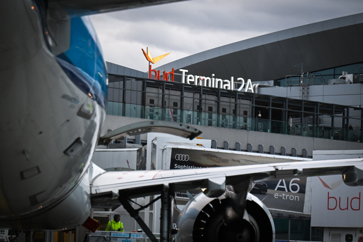 Lázár János. Liszt Ferenc repülőtér. Felújítás. Fotó: Lázár János hivatalos FB