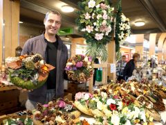 Szeged, koszorú, mécses, virág, Mars téri piac, Mindenszentek