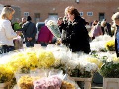 Szeged, koszorú, mécses, virág, Mars téri piac, Mindenszentek