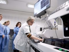 Szeged, Európai Laboratóriumi Dolgozók Napja, nyílt nap, Szegedi Tudományegyetem, SZTE, Szent-Györgyi Albert Klinikai Központ, Laboratóriumi Medicina, labor, vérvétel, vér, vizsgálat, egészségügy