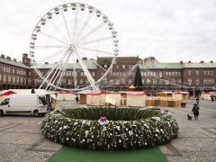 Szeged, előkészületek, Dóm tér, adventi koszorú, Karácsonyi Hetek, óriáskerék