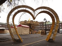 Szeged, előkészületek, Dóm tér, adventi koszorú, Karácsonyi Hetek, óriáskerék