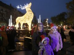 Szeged, megnyílt, Szegedi Karácsonyi Hetek, karácsony, fények, szarvas, gólyalábasok, Dóm tér
