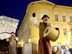Szeged, megnyílt, Szegedi Karácsonyi Hetek, karácsony, fények, szarvas, gólyalábasok, Dóm tér