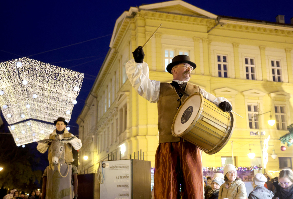Szeged, megnyílt, Szegedi Karácsonyi Hetek, karácsony, fények, szarvas, gólyalábasok, Dóm tér