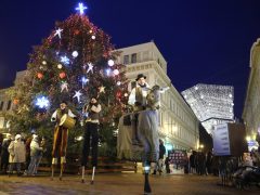 Szeged, megnyílt, Szegedi Karácsonyi Hetek, karácsony, fények, szarvas, gólyalábasok, Dóm tér