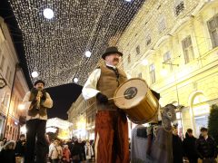 Szeged, megnyílt, Szegedi Karácsonyi Hetek, karácsony, fények, szarvas, gólyalábasok, Dóm tér
