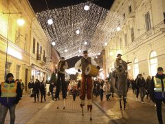 Szeged, megnyílt, Szegedi Karácsonyi Hetek, karácsony, fények, szarvas, gólyalábasok, Dóm tér