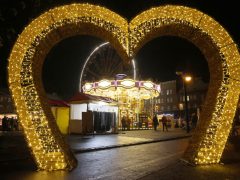 Szeged, megnyílt, Szegedi Karácsonyi Hetek, karácsony, fények, szarvas, gólyalábasok, Dóm tér