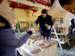 Szeged, megnyílt, Szegedi Karácsonyi Hetek, karácsony, fények, szarvas, gólyalábasok, Dóm tér