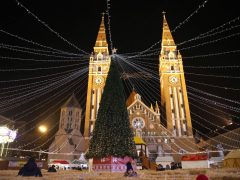Szeged, megnyílt, Szegedi Karácsonyi Hetek, karácsony, fények, szarvas, gólyalábasok, Dóm tér