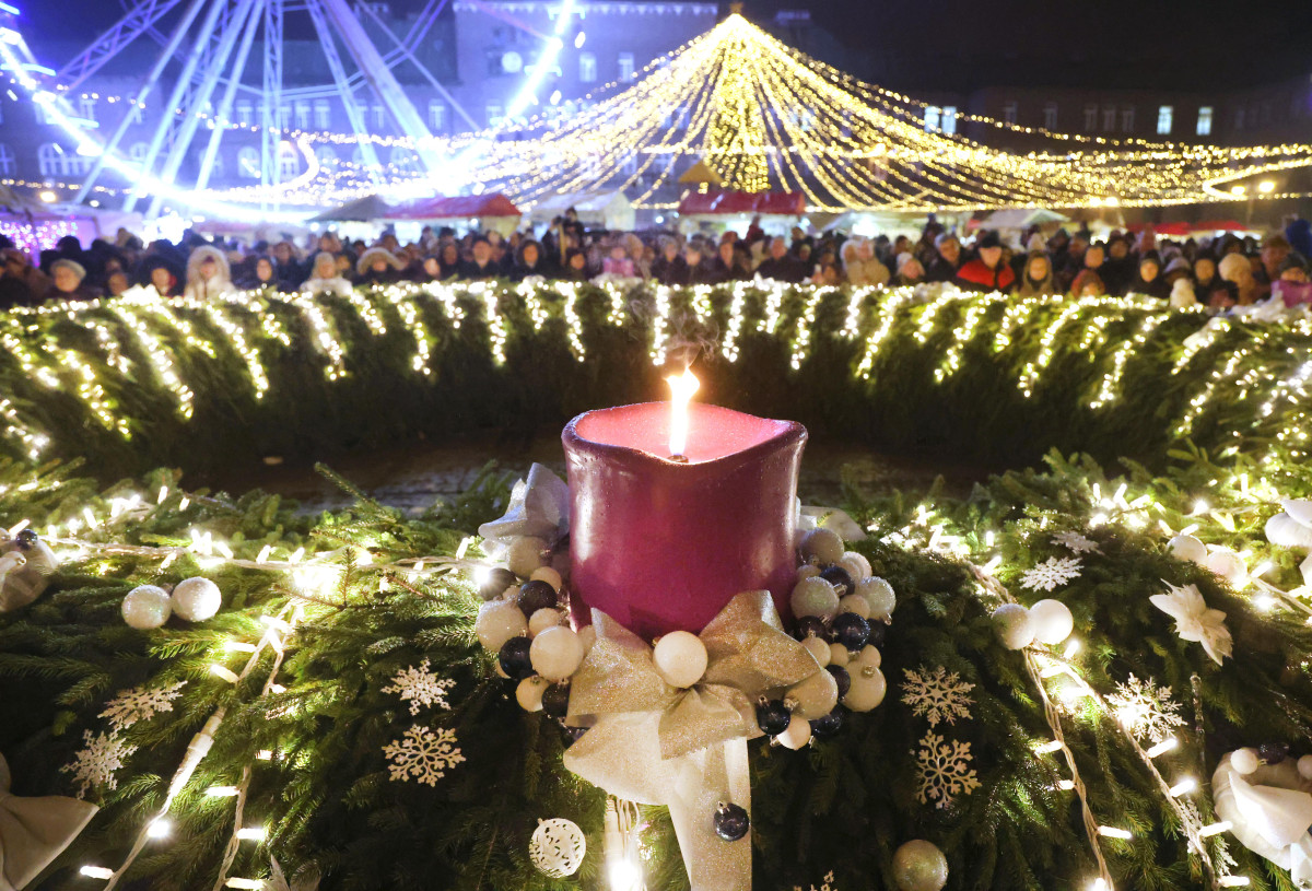Szeged, karácsonyi vásár, adventi gyertyagyújtás, Dóm tér