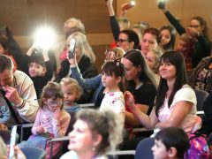 Szeged, Mátrix Közhasznú Alapítvány, jótékonyság, Mikulás ünnepség, Mikulás, rászoruló gyerekek, gyerekek, Agóra