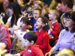 Szeged, Mátrix Közhasznú Alapítvány, jótékonyság, Mikulás ünnepség, Mikulás, rászoruló gyerekek, gyerekek, Agóra