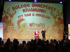 Szeged, Mátrix Közhasznú Alapítvány, jótékonyság, Mikulás ünnepség, Mikulás, rászoruló gyerekek, gyerekek, Agóra
