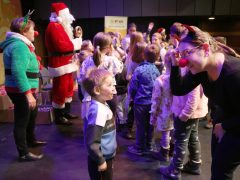 Szeged, Mátrix Közhasznú Alapítvány, jótékonyság, Mikulás ünnepség, Mikulás, rászoruló gyerekek, gyerekek, Agóra