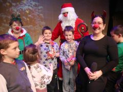 Szeged, Mátrix Közhasznú Alapítvány, jótékonyság, Mikulás ünnepség, Mikulás, rászoruló gyerekek, gyerekek, Agóra