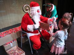 Szeged, Mátrix Közhasznú Alapítvány, jótékonyság, Mikulás ünnepség, Mikulás, rászoruló gyerekek, gyerekek, Agóra