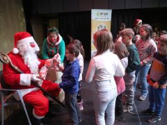 Szeged, Mátrix Közhasznú Alapítvány, jótékonyság, Mikulás ünnepség, Mikulás, rászoruló gyerekek, gyerekek, Agóra