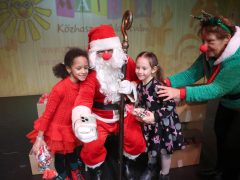 Szeged, Mátrix Közhasznú Alapítvány, jótékonyság, Mikulás ünnepség, Mikulás, rászoruló gyerekek, gyerekek, Agóra