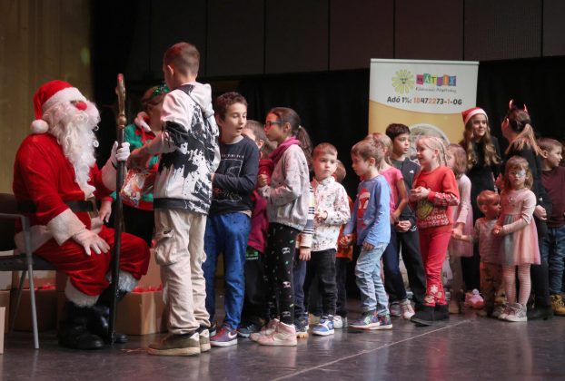 Szeged, Mátrix Közhasznú Alapítvány, jótékonyság, Mikulás ünnepség, Mikulás, rászoruló gyerekek, gyerekek, Agóra