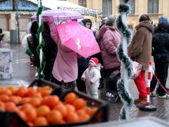Szeged, Ételt az Életért Alapítvány, Mikulás csomag, osztás, rászoruló, gyerekek, Dugonics tér
