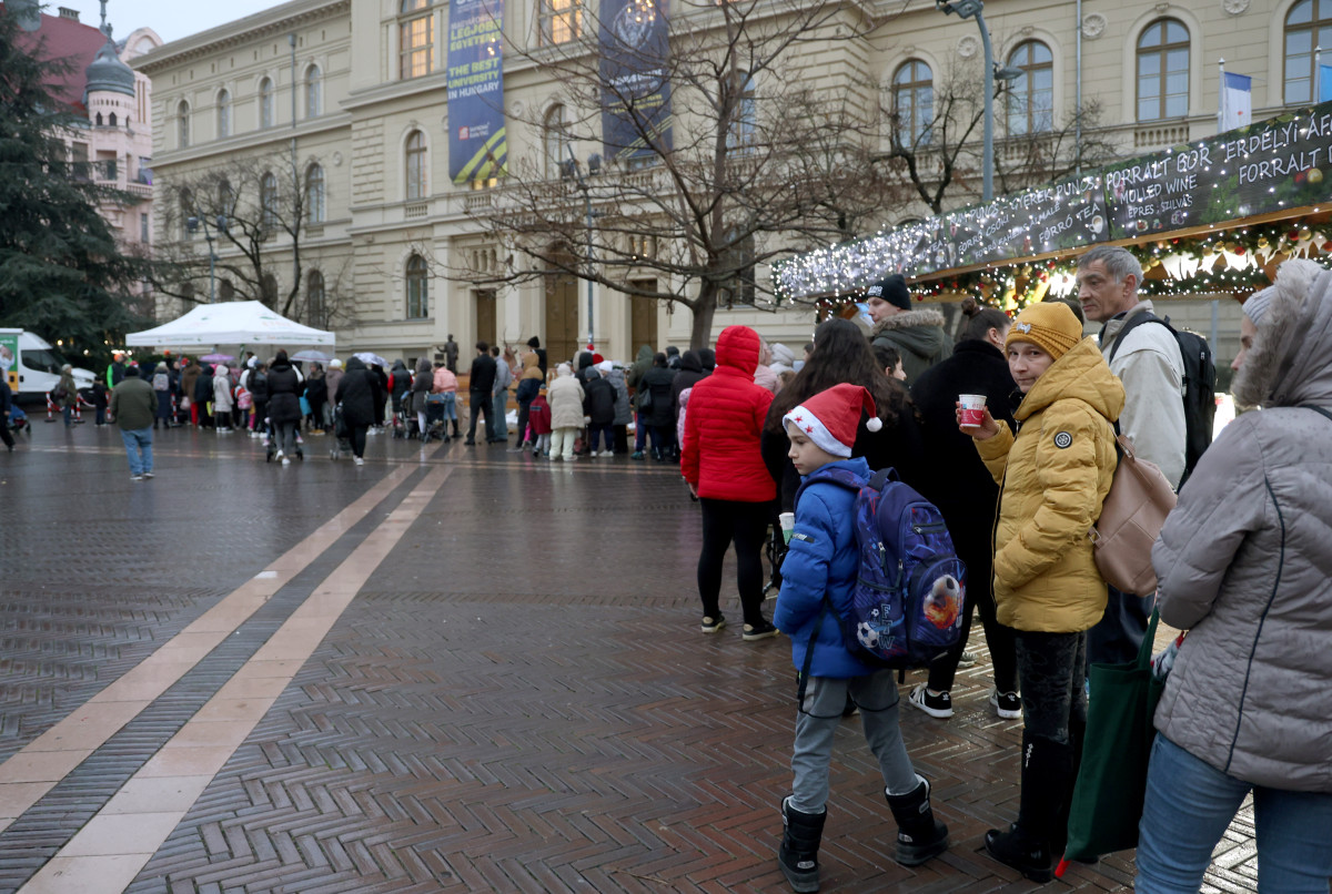 Szeged, Ételt az Életért Alapítvány, Mikulás csomag, osztás, rászoruló, gyerekek, Dugonics tér