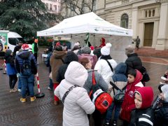 Szeged, Ételt az Életért Alapítvány, Mikulás csomag, osztás, rászoruló, gyerekek, Dugonics tér