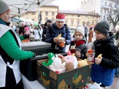Szeged, Ételt az Életért Alapítvány, Mikulás csomag, osztás, rászoruló, gyerekek, Dugonics tér