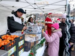Szeged, Ételt az Életért Alapítvány, Mikulás csomag, osztás, rászoruló, gyerekek, Dugonics tér