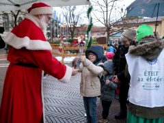 Szeged, Ételt az Életért Alapítvány, Mikulás csomag, osztás, rászoruló, gyerekek, Dugonics tér