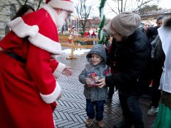 Szeged, Ételt az Életért Alapítvány, Mikulás csomag, osztás, rászoruló, gyerekek, Dugonics tér