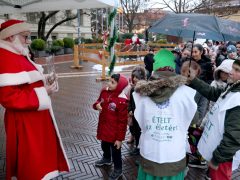 Szeged, Ételt az Életért Alapítvány, Mikulás csomag, osztás, rászoruló, gyerekek, Dugonics tér