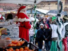 Szeged, Ételt az Életért Alapítvány, Mikulás csomag, osztás, rászoruló, gyerekek, Dugonics tér