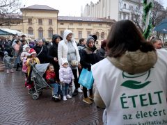 Szeged, Ételt az Életért Alapítvány, Mikulás csomag, osztás, rászoruló, gyerekek, Dugonics tér