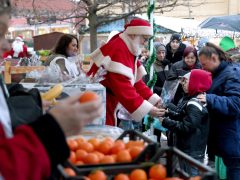 Szeged, Ételt az Életért Alapítvány, Mikulás csomag, osztás, rászoruló, gyerekek, Dugonics tér