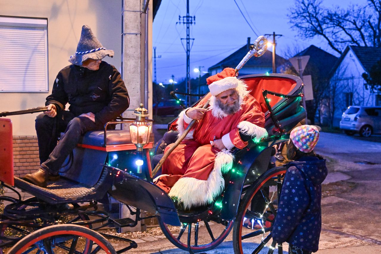 Lovas kocsival járta be a Mikulás Tápét és Baktót