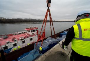 Megérkezett a szegedi BYD-gyár első, óriási szállítmánya Bajára. Fotó: Zsigó Róbert hivatalos Facebook-oldala