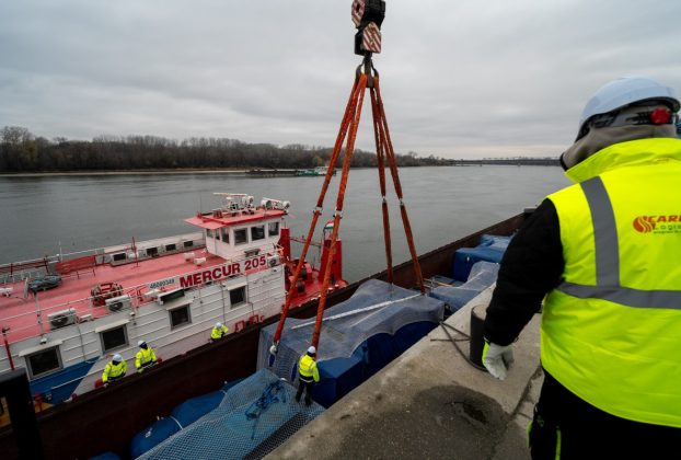 Megérkezett a szegedi BYD-gyár első, óriási szállítmánya Bajára. Fotó: Zsigó Róbert hivatalos Facebook-oldala