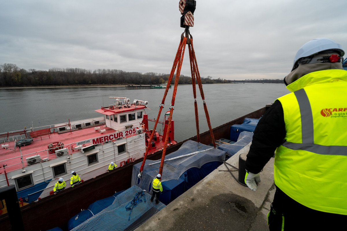 Megérkezett a szegedi BYD-gyár első, óriási szállítmánya Bajára. Fotó: Zsigó Róbert hivatalos Facebook-oldala