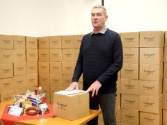 Szeged, önkormányzat, karácsony, ajándékcsomag, rászorulók, Botka László, karácsonyi csomag, élelmiszer, adomány