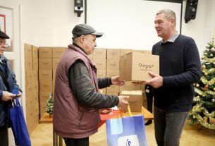 Szeged, önkormányzat, karácsony, ajándékcsomag, rászorulók, Botka László, karácsonyi csomag, élelmiszer, adomány