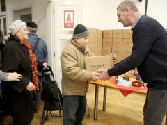 Szeged, önkormányzat, karácsony, ajándékcsomag, rászorulók, Botka László, karácsonyi csomag, élelmiszer, adomány