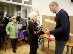 Szeged, önkormányzat, karácsony, ajándékcsomag, rászorulók, Botka László, karácsonyi csomag, élelmiszer, adomány