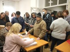 Szeged, önkormányzat, karácsony, ajándékcsomag, rászorulók, Botka László, karácsonyi csomag, élelmiszer, adomány