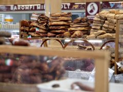 Szeged, hús, kolbász, savanyú káposzta, savanyúság, hal, dió, mák, gesztenye, szaloncukor, banán, mandarin, díszek, Mars téri piac, piac, vásárlás, karácsony, élelmiszer