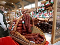 Szeged, hús, kolbász, savanyú káposzta, savanyúság, hal, dió, mák, gesztenye, szaloncukor, banán, mandarin, díszek, Mars téri piac, piac, vásárlás, karácsony, élelmiszer