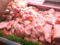 Szeged, hús, kolbász, savanyú káposzta, savanyúság, hal, dió, mák, gesztenye, szaloncukor, banán, mandarin, díszek, Mars téri piac, piac, vásárlás, karácsony, élelmiszer