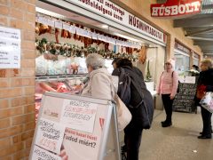 Szeged, hús, kolbász, savanyú káposzta, savanyúság, hal, dió, mák, gesztenye, szaloncukor, banán, mandarin, díszek, Mars téri piac, piac, vásárlás, karácsony, élelmiszer